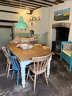 Beautiful 6-bed Home in Brecon