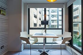 Toodle's Pristine inner-city nest with carpark