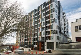 Toodle's Pristine inner-city nest with carpark