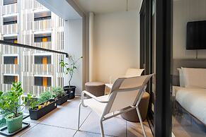 Toodle's Pristine inner-city nest with carpark