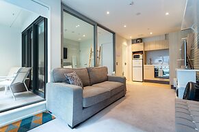 Toodle's Pristine inner-city nest with carpark