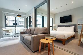 Toodle's Pristine inner-city nest with carpark