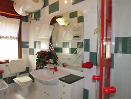 Lido Dei Pini Near Beach And Shopping Street