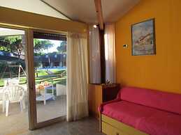 Colorful Apartment With Shared Pool and Garden