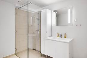 Sanders Leaves - Precious 2-bdr Apt With City View