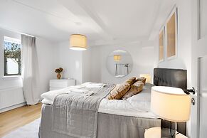 Sanders Leaves - Precious 2-bdr Apt With City View