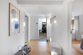 Sanders Leaves - Precious 2-bdr Apt With City View