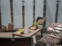 Sanders Leaves - Precious 2-bdr Apt With City View