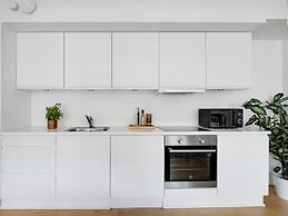 Sanders Leaves - Precious 2-bdr Apt With City View