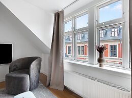 Sanders Leaves - Precious 2-bdr Apt With City View