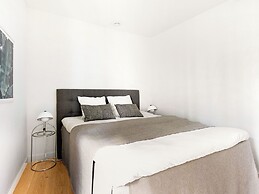 Sanders Leaves - Charming 3-bdr Apt With City View