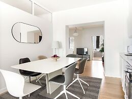 Sanders Leaves - Charming 3-bdr Apt With City View
