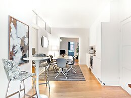 Sanders Leaves - Charming 3-bdr Apt With City View