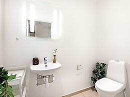 Sanders Leaves - Charming 3-bdr Apt With City View