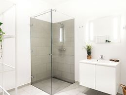 Sanders Leaves - Charming 3-bdr Apt With City View