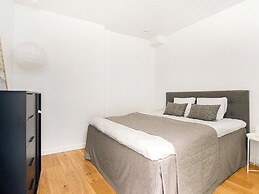 Sanders Leaves - Charming 3-bdr Apt With City View