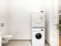 Sanders Leaves - Charming 3-bdr Apt With City View