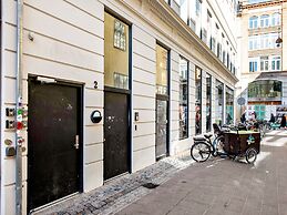 Sanders Leaves - Charming 3-bdr Apt With City View