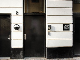 Sanders Leaves - Charming 3-bdr Apt With City View