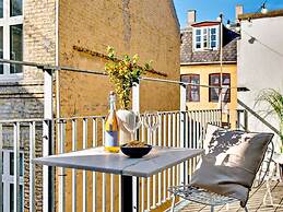 Sanders Leaves - Charming 3-bdr Apt With City View