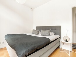 Sanders Leaves - Pleasant 4-bdr Apt With City View