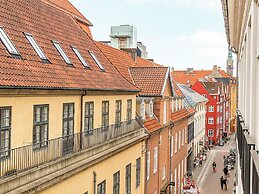 Sanders Leaves - Pleasant 4-bdr Apt With City View