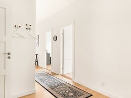 Sanders Leaves - Pleasant 4-bdr Apt With City View