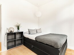 Sanders Leaves - Pleasant 4-bdr Apt With City View