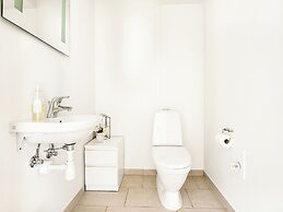 Sanders Leaves - Pleasant 4-bdr Apt With City View