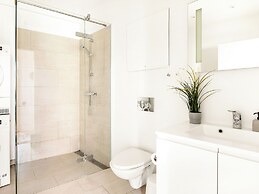 Sanders Leaves - Pleasant 4-bdr Apt With City View