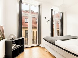 Sanders Leaves - Pleasant 4-bdr Apt With City View