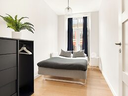 Sanders Leaves - Pleasant 4-bdr Apt With City View