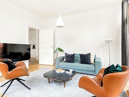 Sanders Leaves - Pleasant 4-bdr Apt With City View