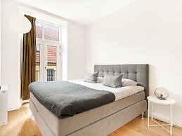 Sanders Leaves - Pleasant 4-bdr Apt With City View