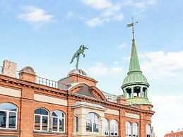 Sanders Leaves - Pleasant 4-bdr Apt With City View