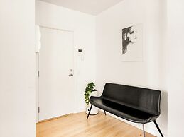 Sanders Leaves - Pleasant 4-bdr Apt With City View