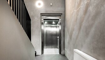 Sanders Leaves - Pleasant 4-bdr Apt With City View