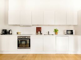 Sanders Leaves - Pleasant 4-bdr Apt With City View