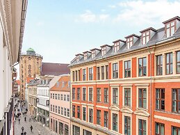 Sanders Leaves - Pleasant 4-bdr Apt With City View