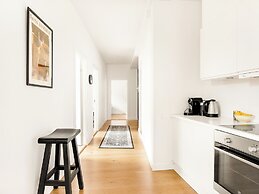 Sanders Leaves - Pleasant 4-bdr Apt With City View