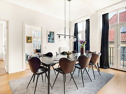 Sanders Leaves - Pleasant 4-bdr Apt With City View