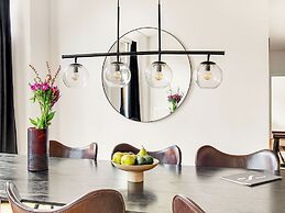 Sanders Leaves - Pleasant 4-bdr Apt With City View