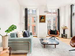 Sanders Leaves - Pleasant 4-bdr Apt With City View