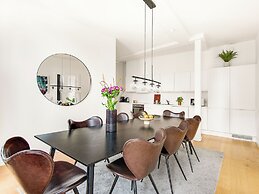 Sanders Leaves - Pleasant 4-bdr Apt With City View