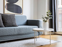 Sanders Leaves - Chic 3-bdr Apt With City View