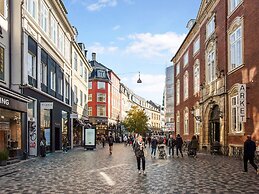 Sanders Leaves - Chic 3-bdr Apt With City View