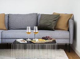 Sanders Leaves - Chic 3-bdr Apt With City View