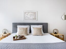 Sanders Leaves - Chic 3-bdr Apt With City View