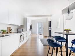 Sanders Leaves - Chic 3-bdr Apt With City View