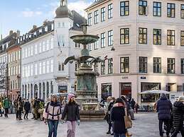 Sanders Leaves - Chic 3-bdr Apt With City View